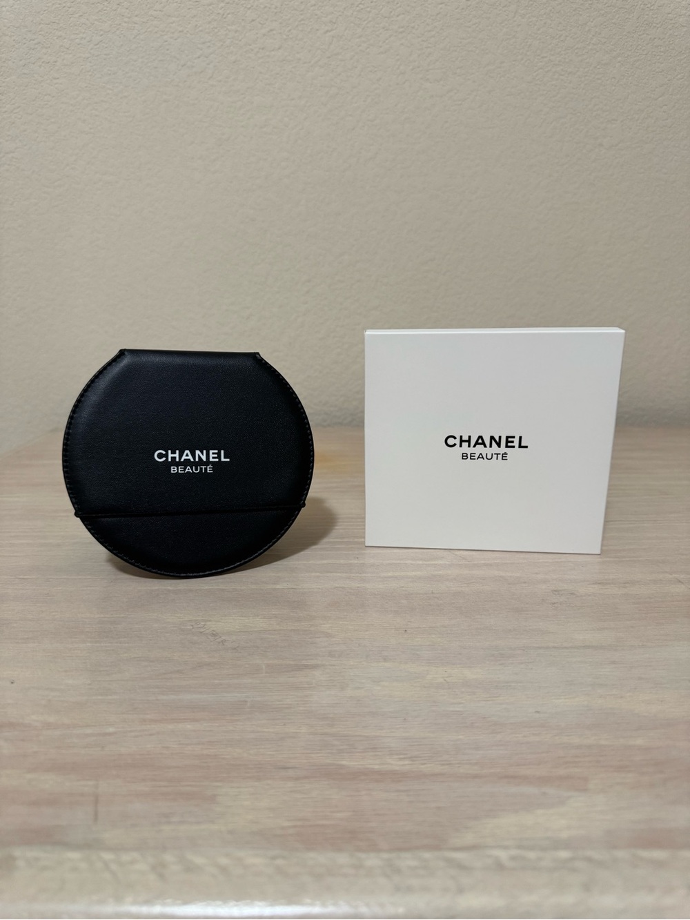 CHANEL Beauté Black & White Logo Folding Stand Compact Mirror VIP Gift - NIB - Picture 2 of 4